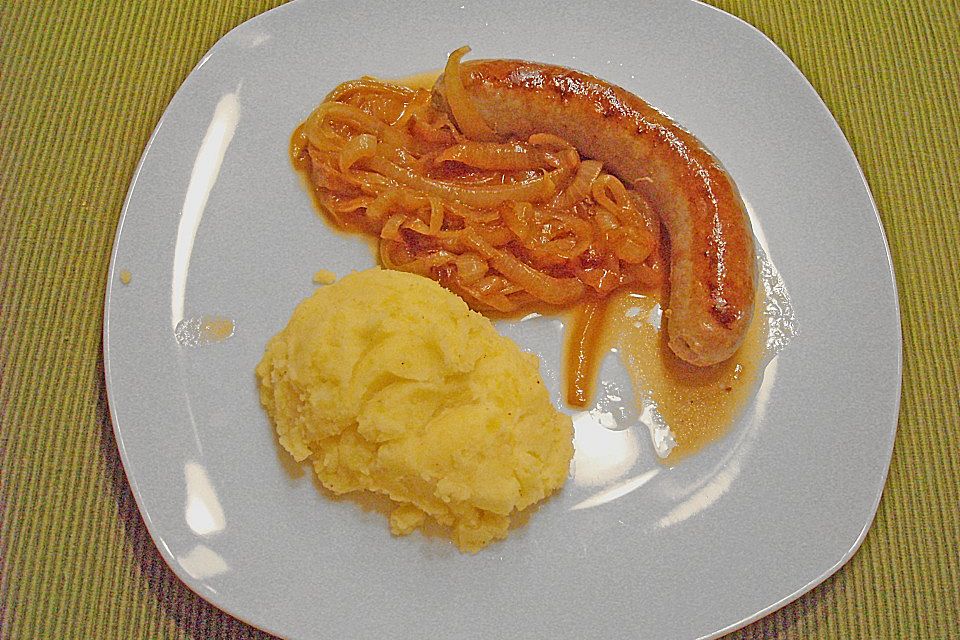 Bratwurst mit Bierzwiebelgemüse