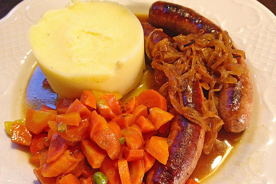 Bratwurst mit Bierzwiebelgemüse