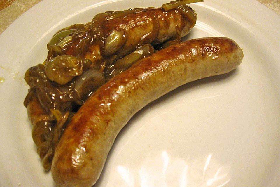 Bratwurst mit Bierzwiebelgemüse