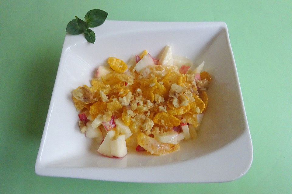 Obstquark mit Cornflakes und Nüssen