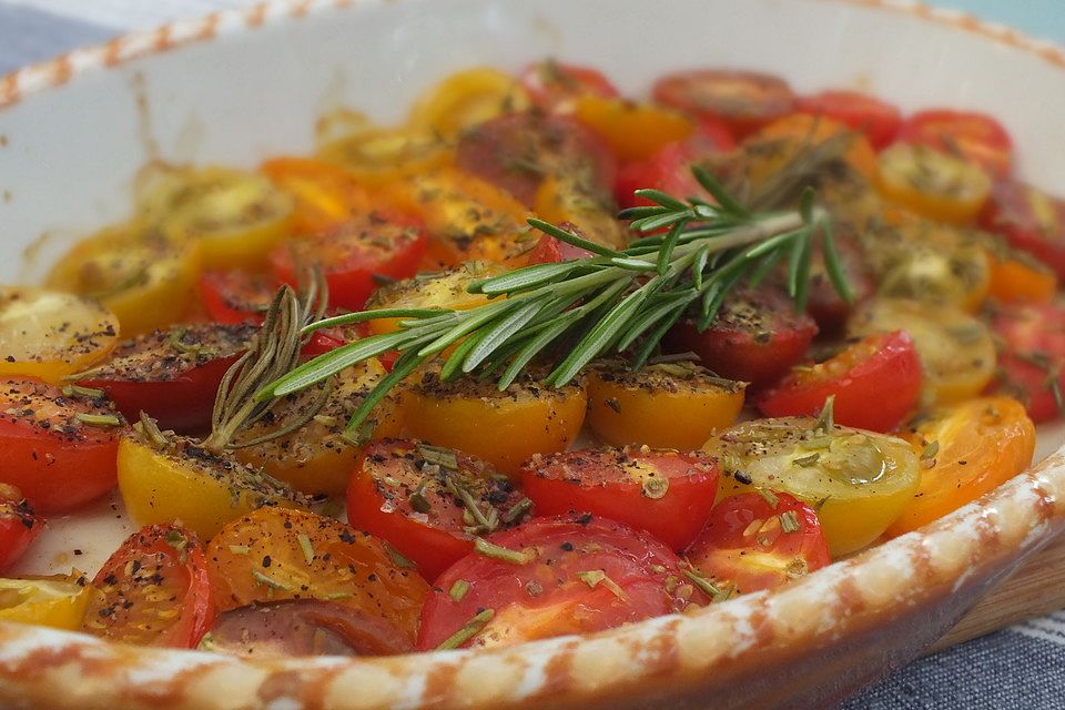 Marinierte Kirschtomaten mit Rosmarin aus dem Backofen