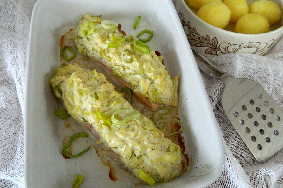 Urmelis Lachsfilet mit Porree - Senf - Häubchen