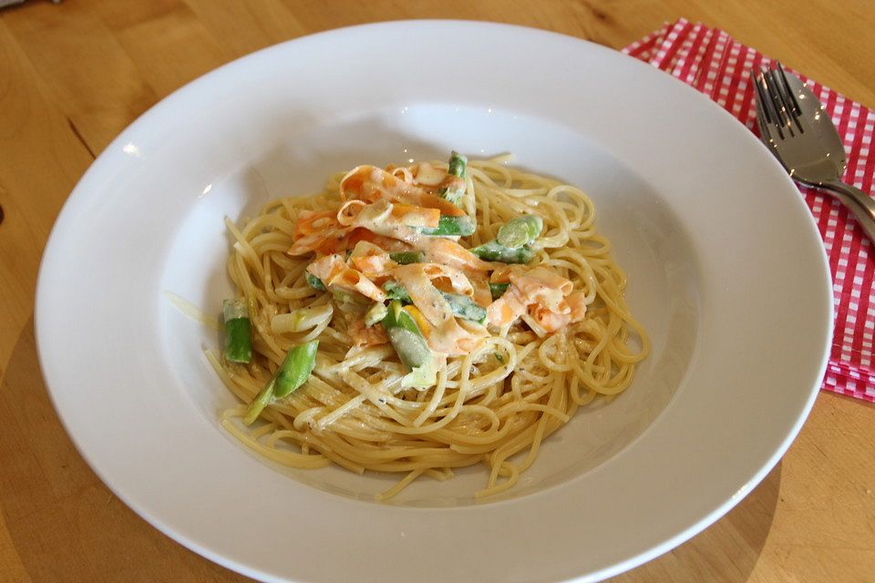 Pasta mit grünem Spargel und Karottenstreifen