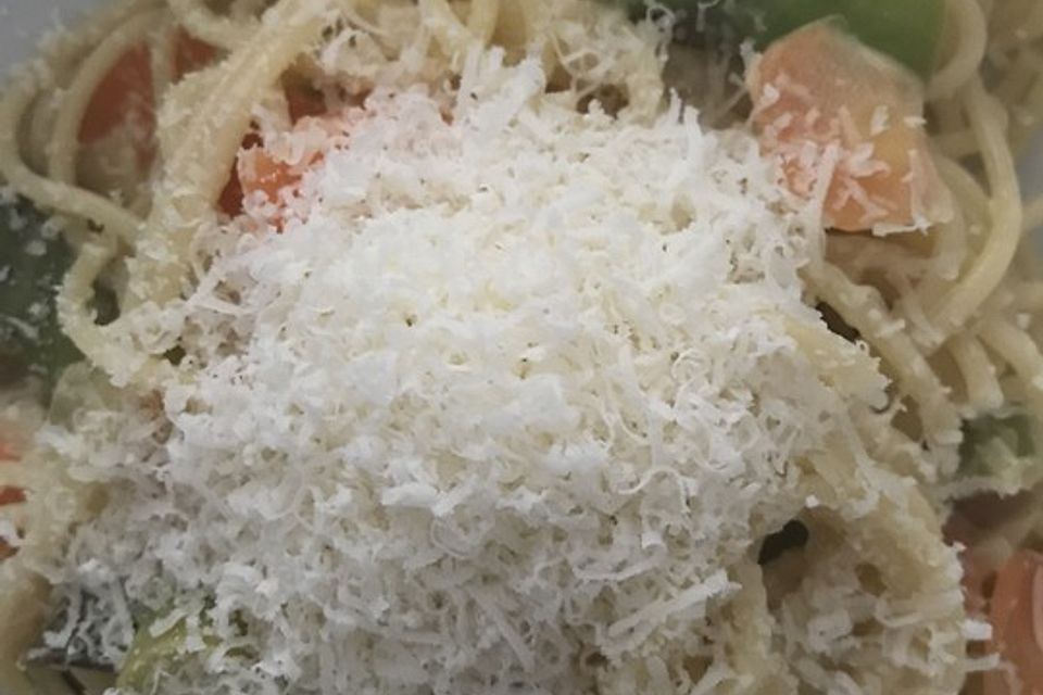 Pasta mit grünem Spargel und Karottenstreifen