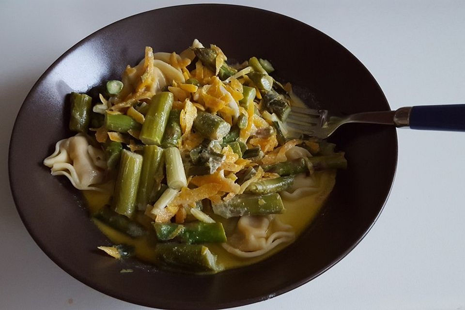 Pasta mit grünem Spargel und Karottenstreifen