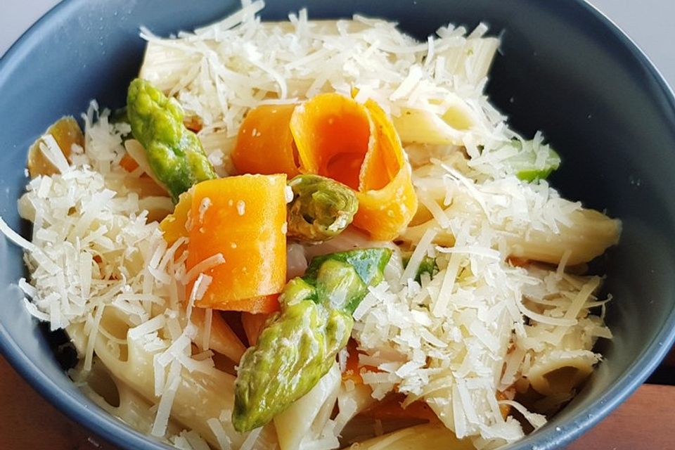 Pasta mit grünem Spargel und Karottenstreifen