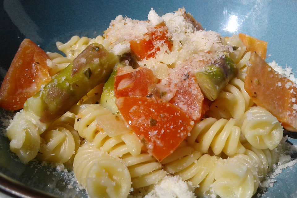 Pasta mit grünem Spargel und Karottenstreifen