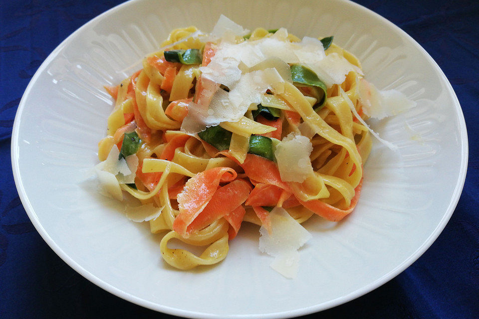 Pasta mit grünem Spargel und Karottenstreifen