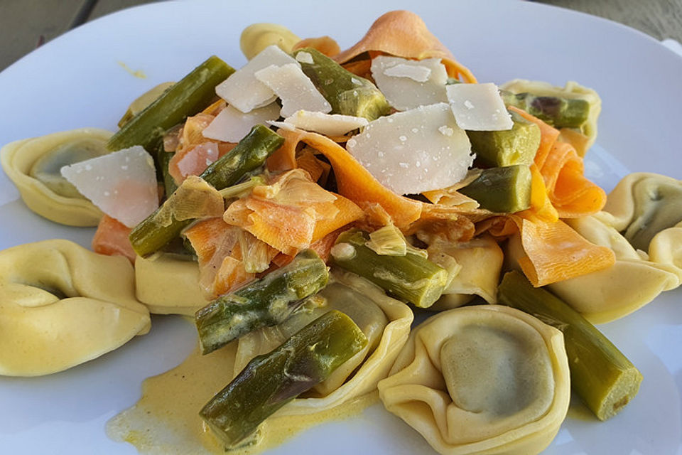 Pasta mit grünem Spargel und Karottenstreifen