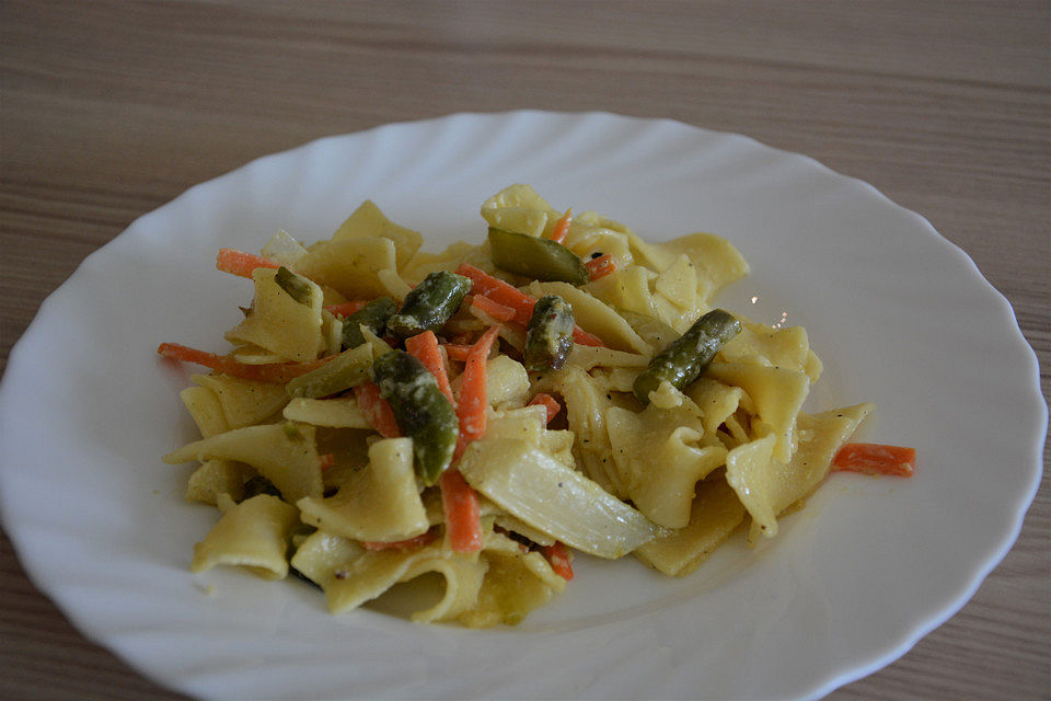 Pasta mit grünem Spargel und Karottenstreifen