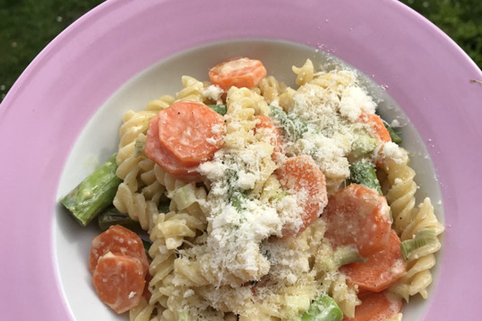 Pasta mit grünem Spargel und Karottenstreifen