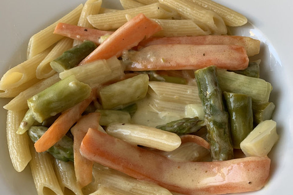 Pasta mit grünem Spargel und Karottenstreifen