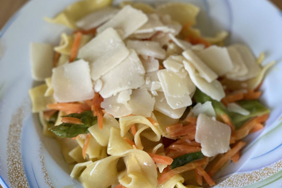 Pasta mit grünem Spargel und Karottenstreifen