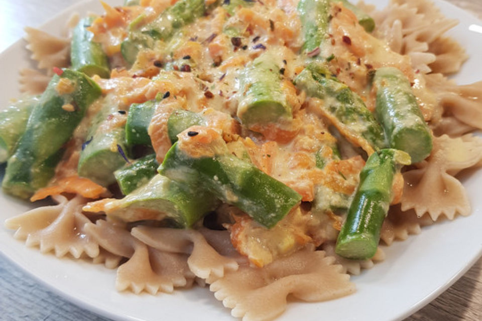 Pasta mit grünem Spargel und Karottenstreifen