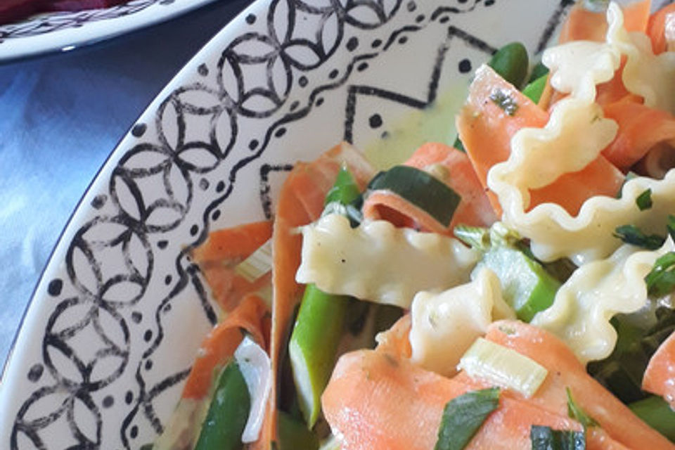 Pasta mit grünem Spargel und Karottenstreifen