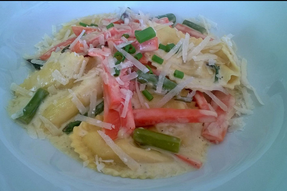 Pasta mit grünem Spargel und Karottenstreifen