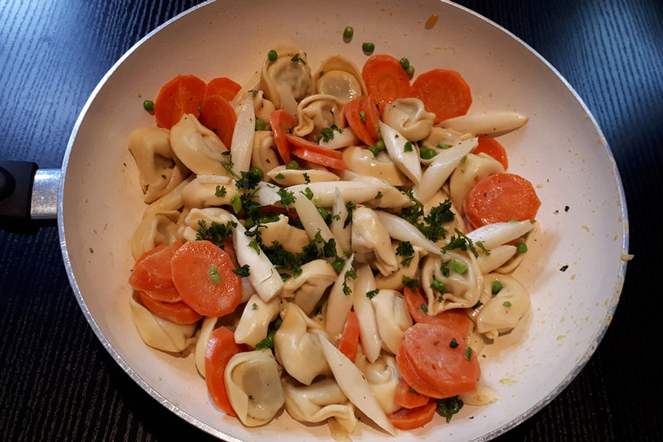 Pasta mit grünem Spargel und Karottenstreifen