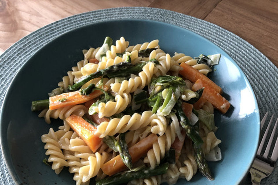 Pasta mit grünem Spargel und Karottenstreifen