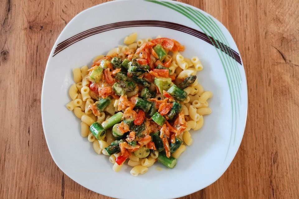 Pasta mit grünem Spargel und Karottenstreifen