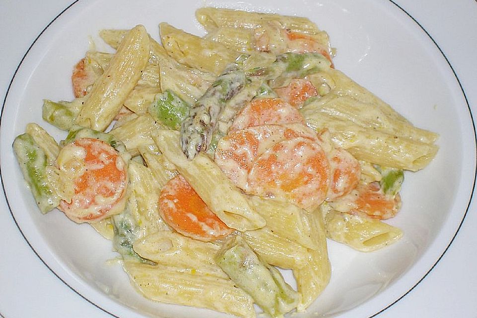 Pasta mit grünem Spargel und Karottenstreifen