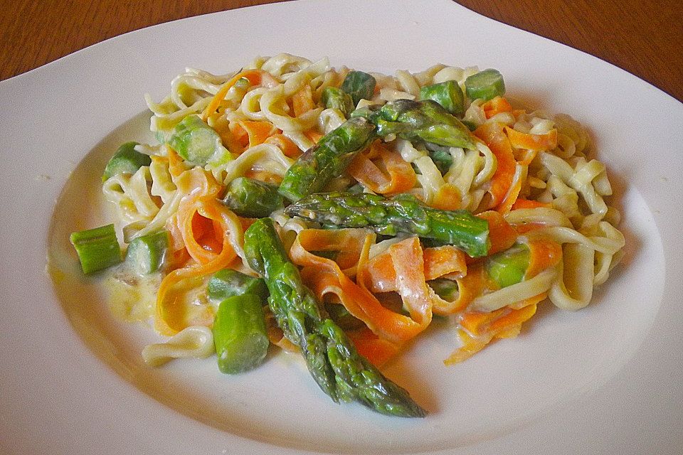 Pasta mit grünem Spargel und Karottenstreifen