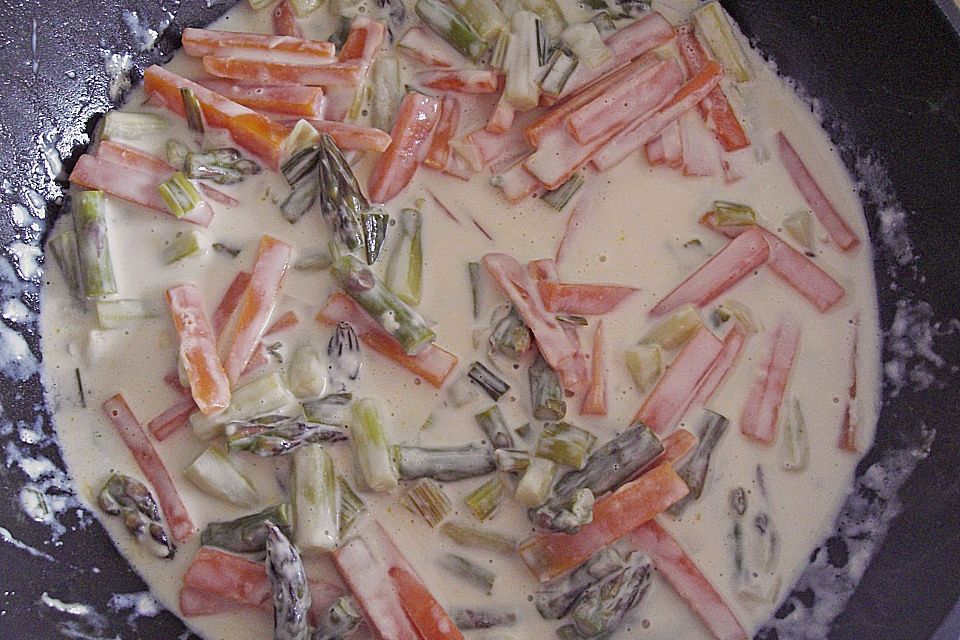 Pasta mit grünem Spargel und Karottenstreifen