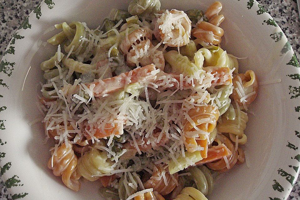 Pasta mit grünem Spargel und Karottenstreifen