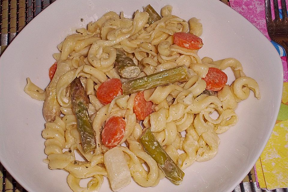 Pasta mit grünem Spargel und Karottenstreifen