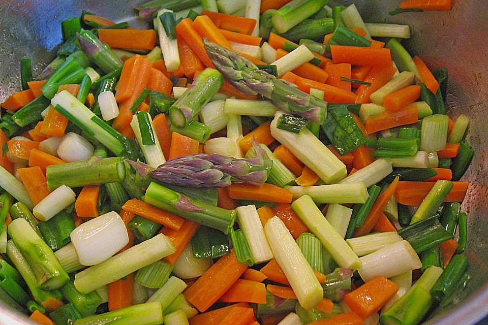 Pasta mit grünem Spargel und Karottenstreifen