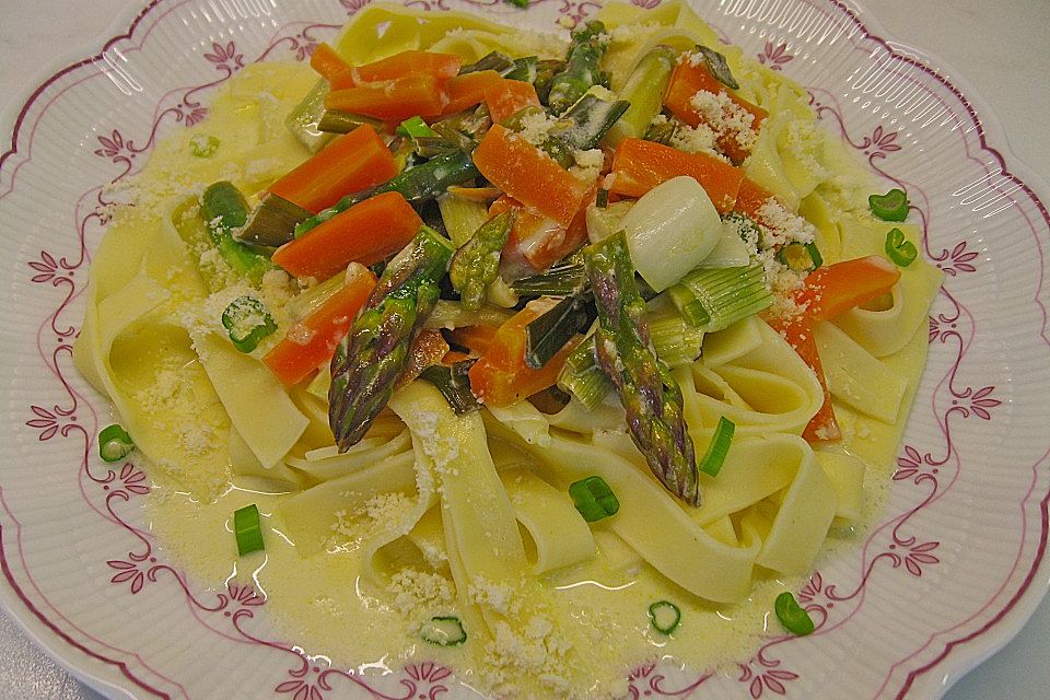 Pasta mit grünem Spargel und Karottenstreifen