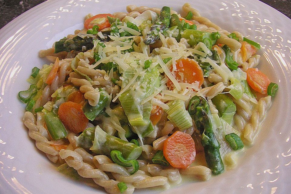 Pasta mit grünem Spargel und Karottenstreifen