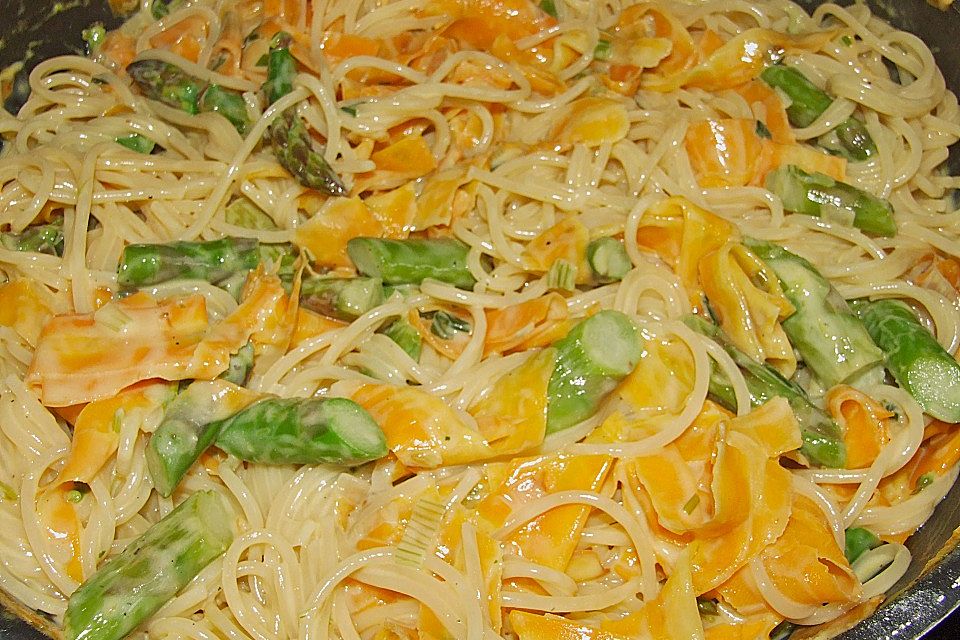 Pasta mit grünem Spargel und Karottenstreifen