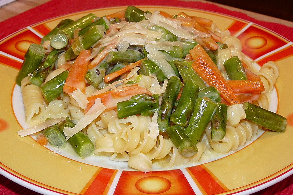 Pasta mit grünem Spargel und Karottenstreifen