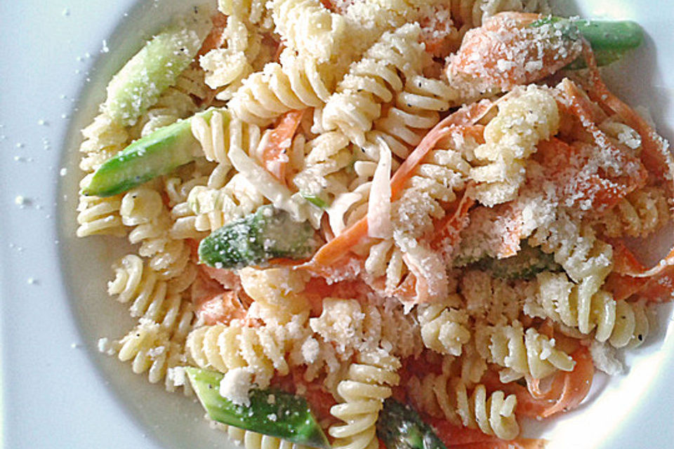 Pasta mit grünem Spargel und Karottenstreifen