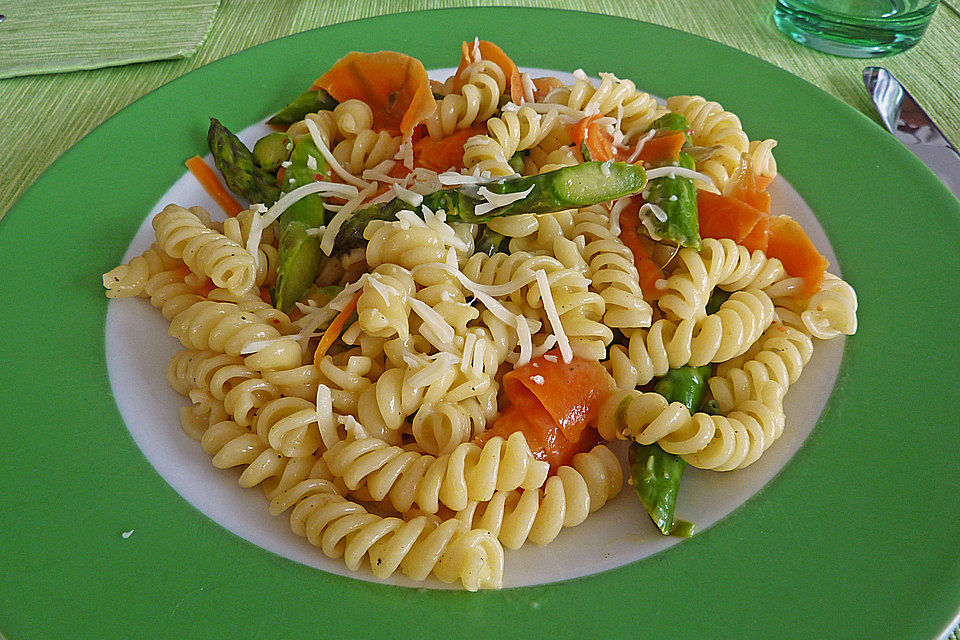 Pasta mit grünem Spargel und Karottenstreifen