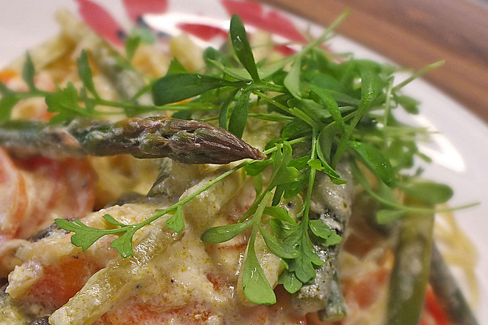 Pasta mit grünem Spargel und Karottenstreifen