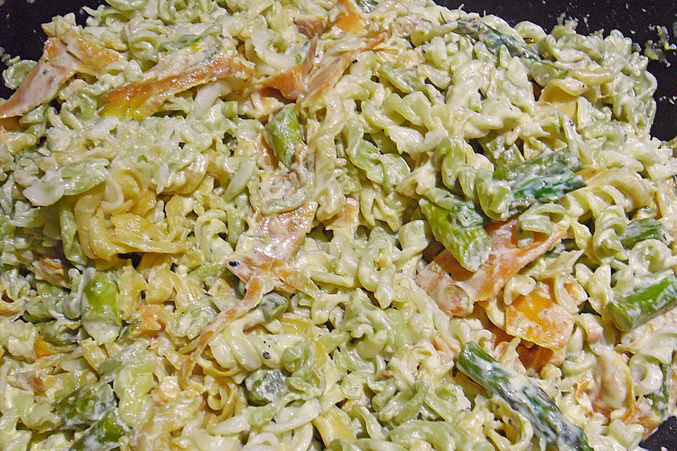 Pasta mit grünem Spargel und Karottenstreifen