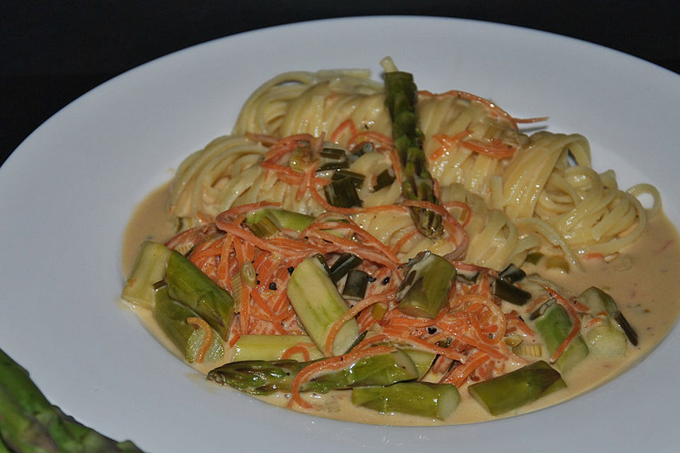 Pasta mit grünem Spargel und Karottenstreifen