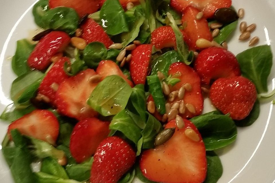 Feldsalat mit marinierten Erdbeeren