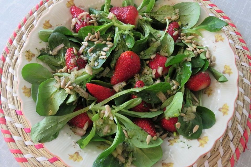 Feldsalat mit marinierten Erdbeeren