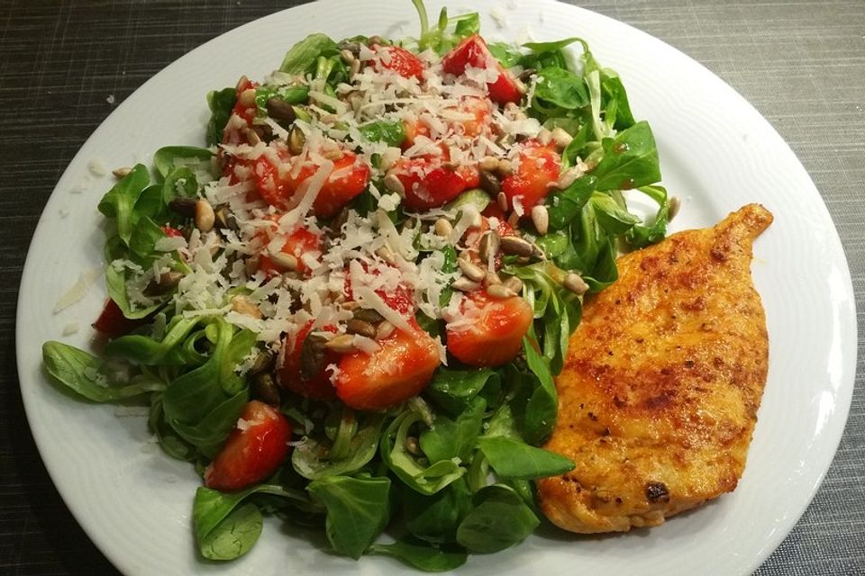 Feldsalat mit marinierten Erdbeeren