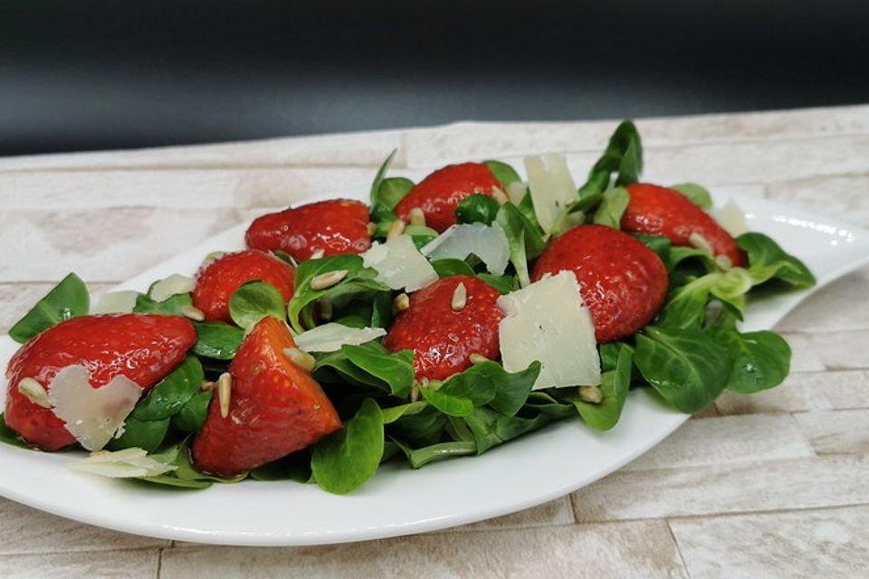 Feldsalat mit marinierten Erdbeeren