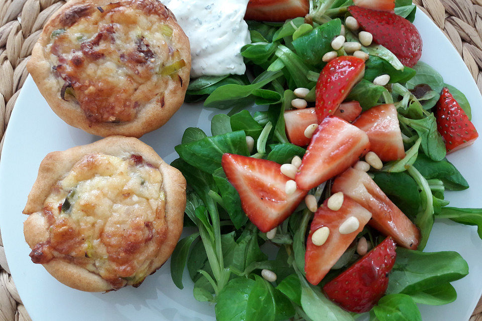 Feldsalat mit marinierten Erdbeeren