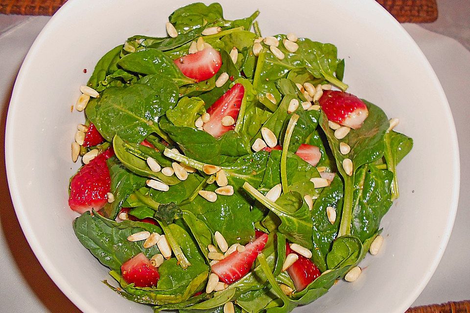 Feldsalat mit marinierten Erdbeeren