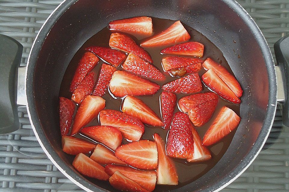 Feldsalat mit marinierten Erdbeeren