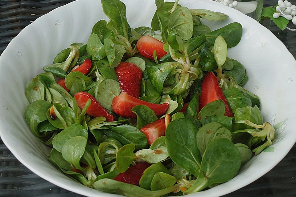 Feldsalat mit marinierten Erdbeeren