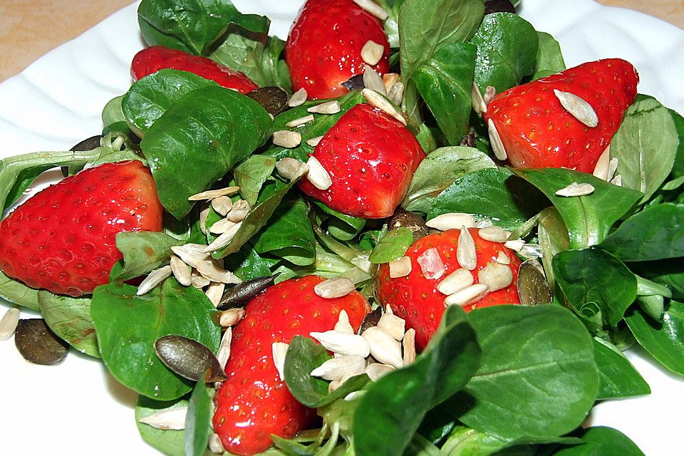 Feldsalat mit marinierten Erdbeeren