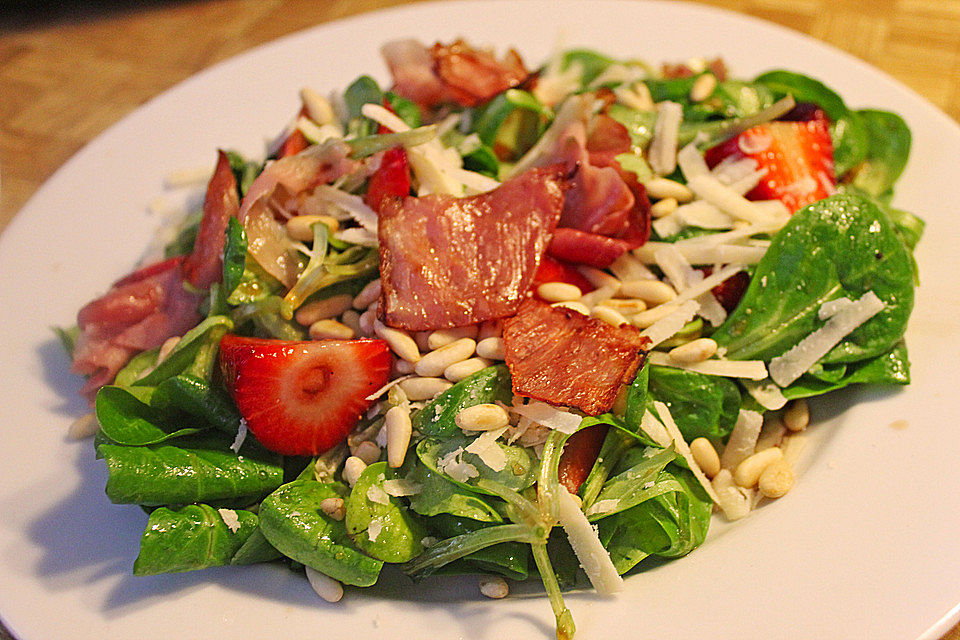 Feldsalat mit marinierten Erdbeeren