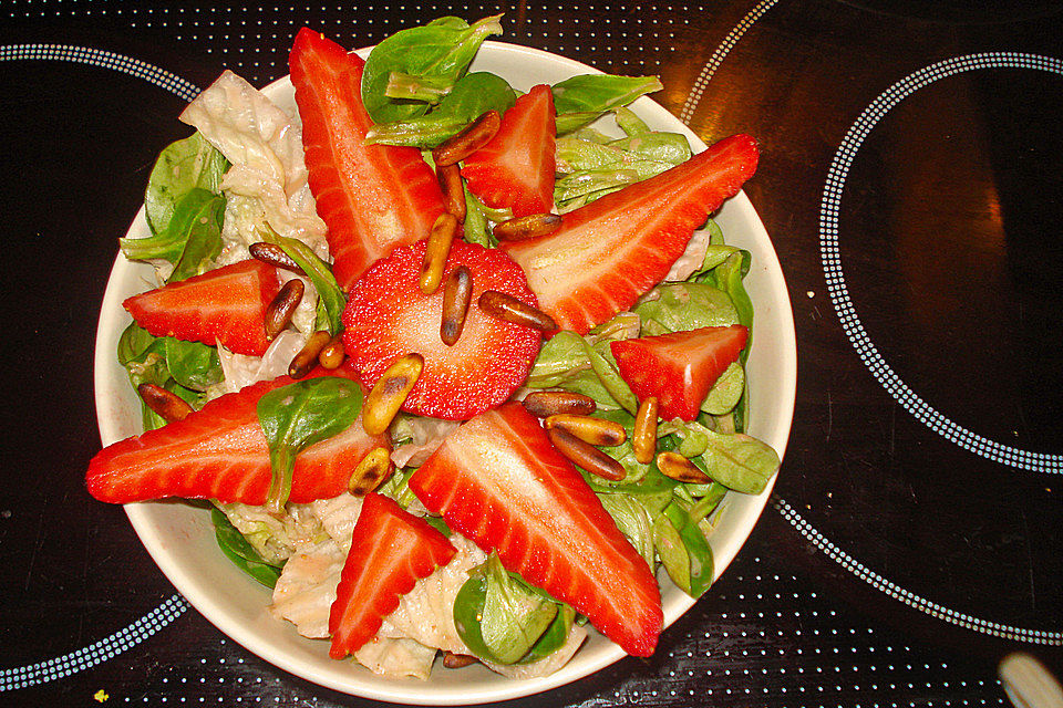 Feldsalat mit marinierten Erdbeeren