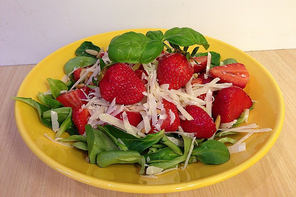 Feldsalat mit marinierten Erdbeeren